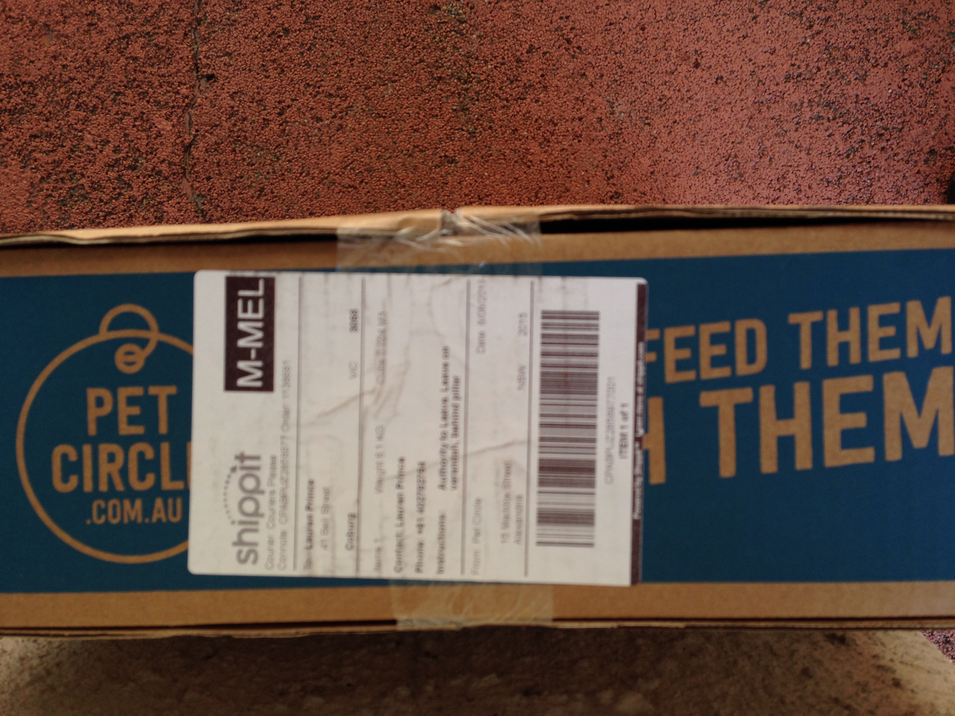 Pet Circle shipping box with Shippit M-MEL label